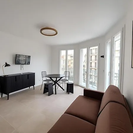 Panoramic View & Architectural Charm In Apartamento Nice