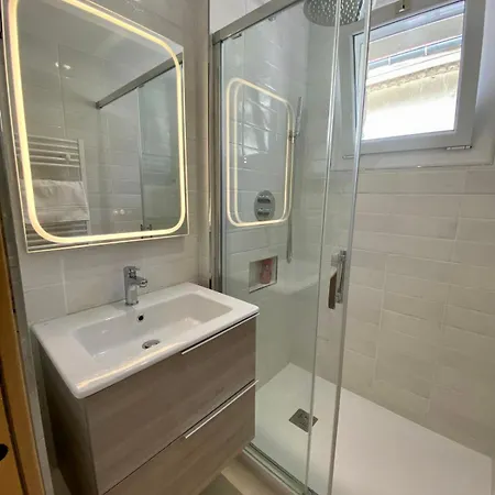 Panoramic View & Architectural Charm In Apartman Nizza