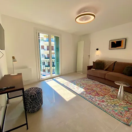 Panoramic View & Architectural Charm In Nizza